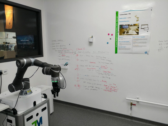 19일 HP 싱가포르 캠퍼스의 'SMARC' 한 쪽 벽에 연구 내용이 빼곡하게 적혀 있다. 이곳에서는 35개국 3000여명 직원들이 HP의 '인더스트리 4.0'을 연구한다. <강해령 기자>